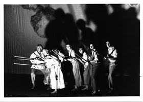 Création de La Terre qui ne voulait plus tourner, mise en scène par Jacques Guedj en 1983, à la MAC de Créteil Comédiens de la Compagnie du Pain d'Orge